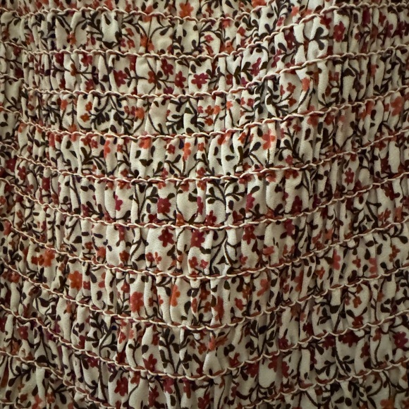 🤎 Smocked Fitted Floral Blouse - Picture 4 of 10